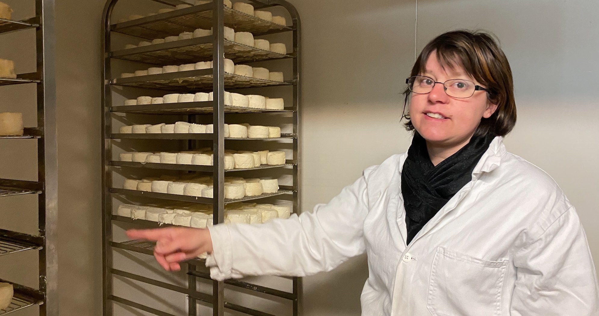 Céline Filleton gère notamment la fabrication des formages et des yaourts, arômes naturels généreusement dosés et garantis sans poudre de lait