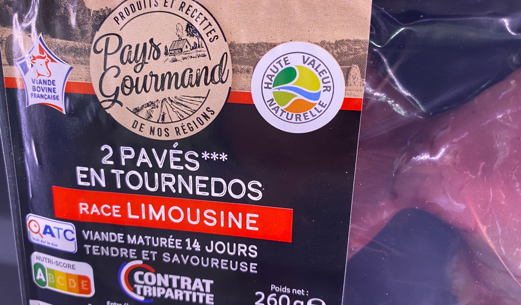 Une viande mieux rémunérée donc plus chère à l’étal, un référencement en grandes surfaces qui ne cesse de s’étoffer, des éleveurs toujours plus nombreux à s’engager : la HVN défierait-elle l’inflation et les chausse-trappes de la montée en gamme ? (Crédit photo : R. Lecocq)