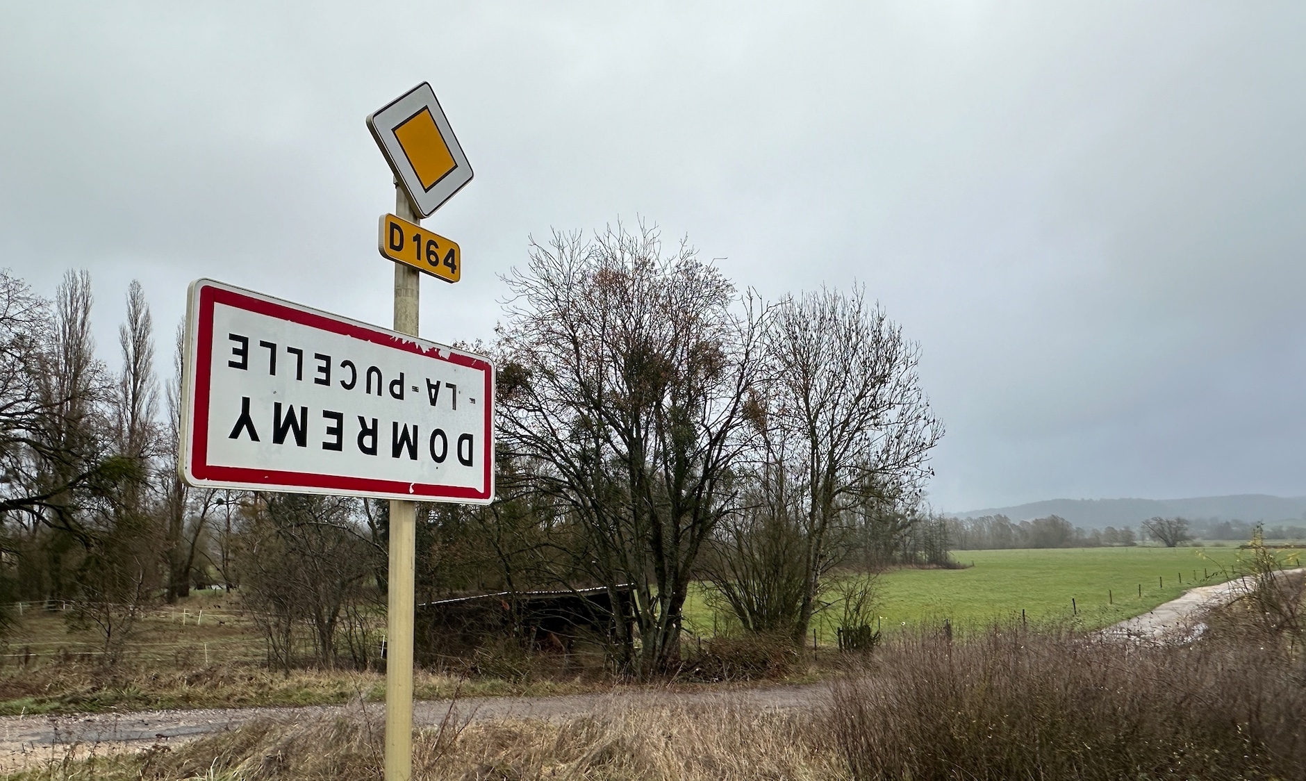 Durant son mandat, Marc Fesneau aura affronté une crise XXL, partie à bas bruit du Tarn avant de se propager à tout le territoire, avec le retournement à 180° des panneaux de signalisation des villages, à l’origine du slogan « on marche sur la tête »
