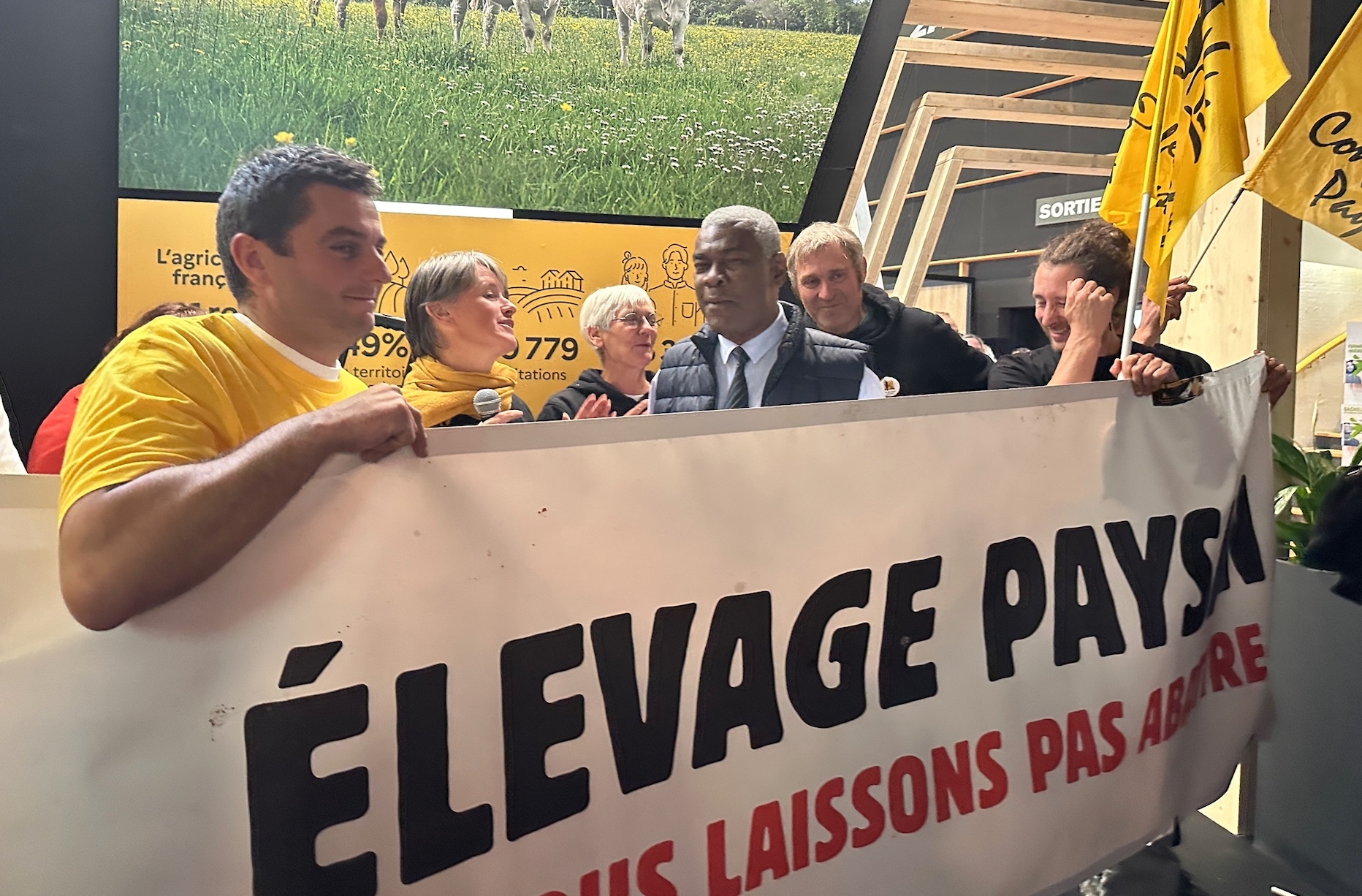 Joël Mathurin (au centre), préfet du Puy-de-Dôme, a assuré les éleveurs que la ministre de l’Agriculture répondrait, ce jeudi, à toutes leurs interrogations