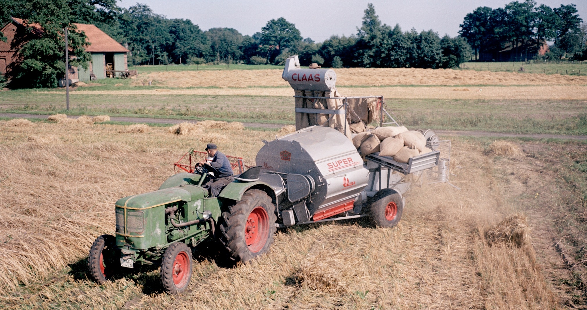 La tractée Super, gris argentée, succèdera à la MDB à partir de 1946 (Crédit photo : Claas)