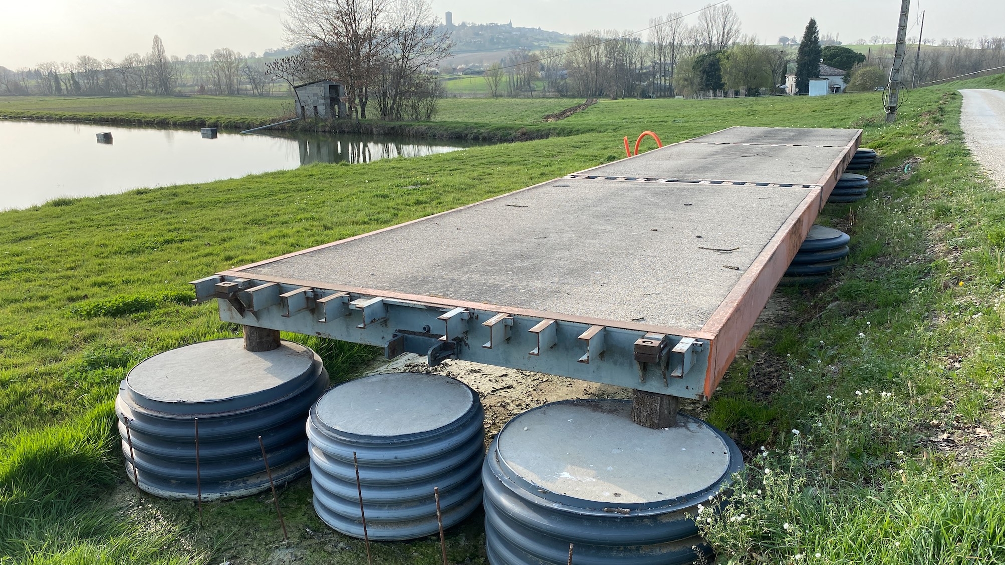 Le pont-bascule, en cours d’installation