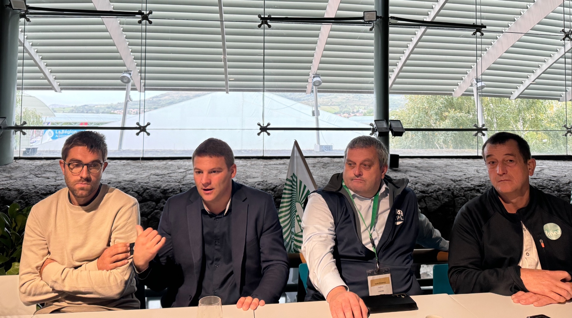 De g. à d. Julien Duplomb (président JA 43), Yohann Barbe (président FNPL), Stéphane Jouandel (secrétaire général FNPL) et Eric Richard (administrateur FNPL) au Sommet de l’élevage, le 1er octobre 2024 (Crédit photo : Louise Delaroa)