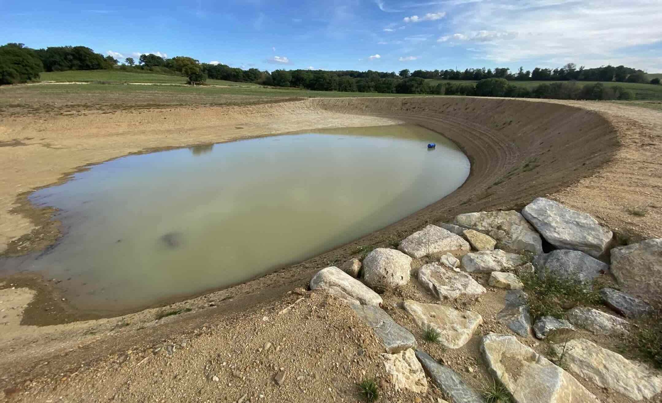 Les ouvrages de stockage d’eau et les prélèvements sur les eaux superficielles ou souterraines associés qui poursuivent à titre principal une finalité agricole sont présumés d’intérêt général majeur (Crédit photo : R. Lecocq)