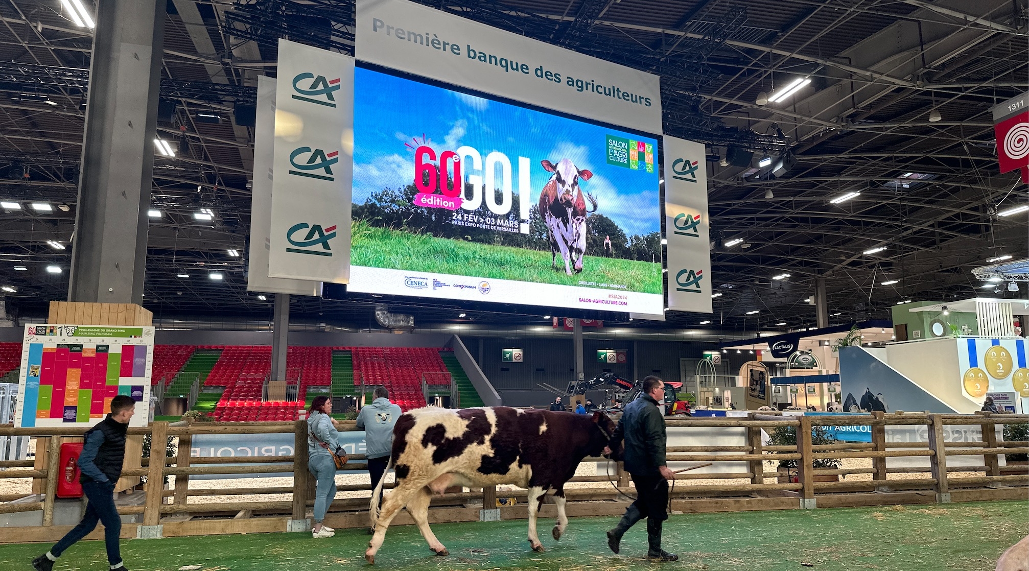 Dans les allées du Salon de l’agriculture, au pied du grand ring, avant l’ouverture au public (Crédit photo : R. Lecocq)