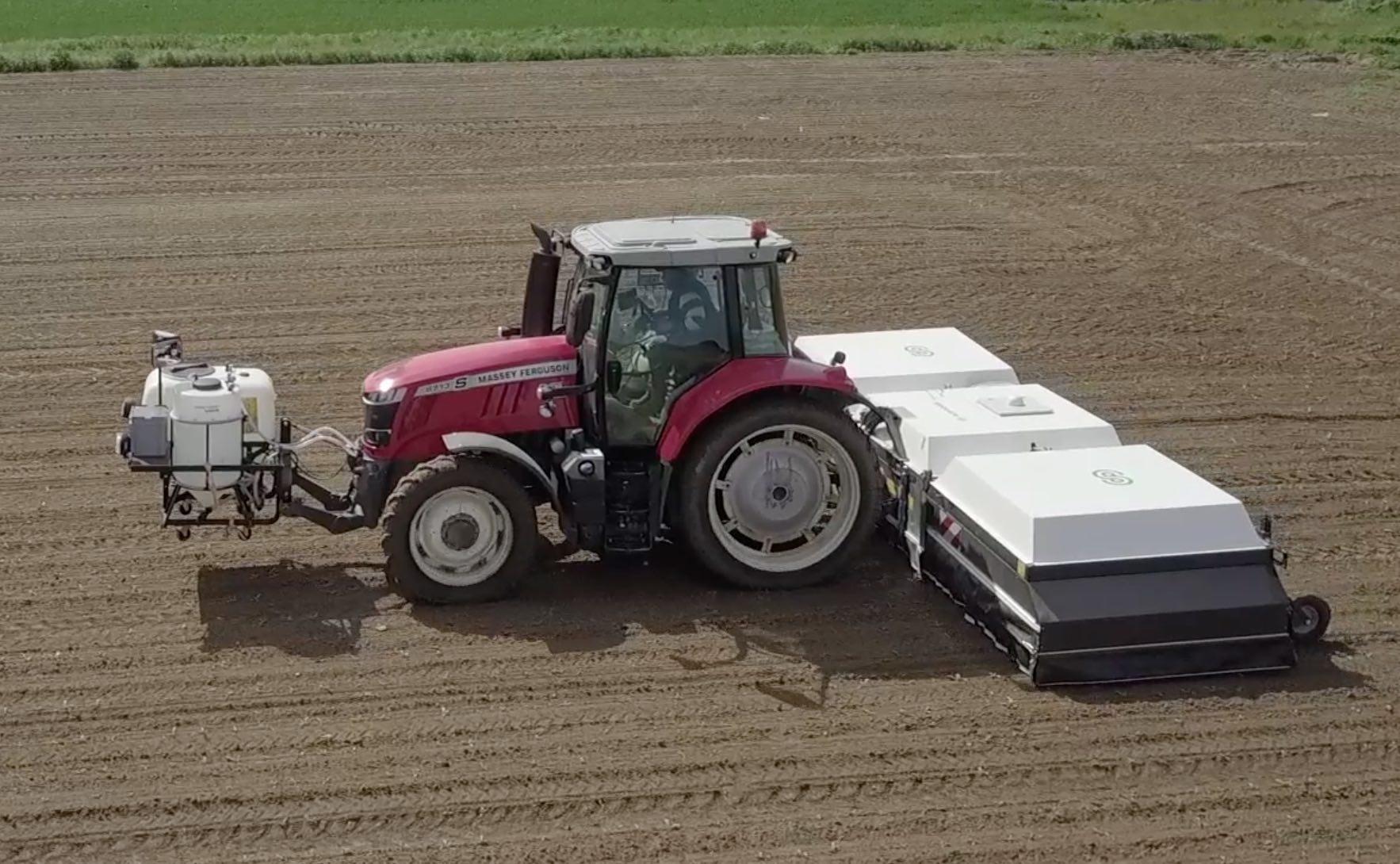 D’une largeur de 6m, l’Ara aligne sous ses trois capots 3X52 buses distantes de 4 cm et projetant la bouillie sur un rectangle de 4X8 cm (Crédit photo : Ecorobotix)