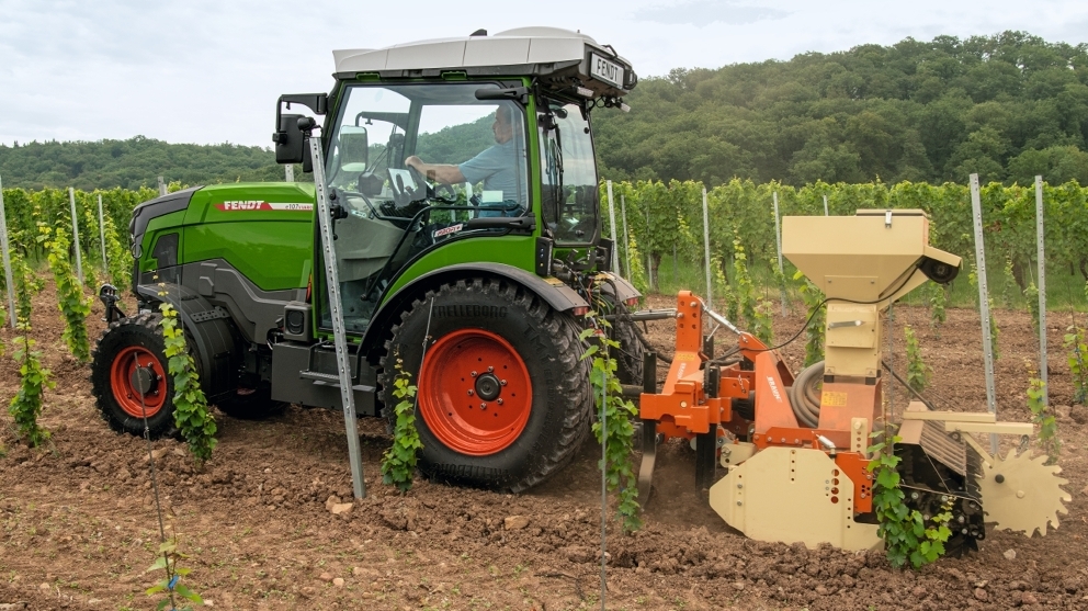 L’e107 V Vario est un tracteur étroit 100% électrique offrant trois modes de fonctionnement, Eco (68ch), Dynamic (75ch) et Dynamic+ (90ch) et une autonomie comprise entre 4 et 7 heures (Crédit photo : Fendt)