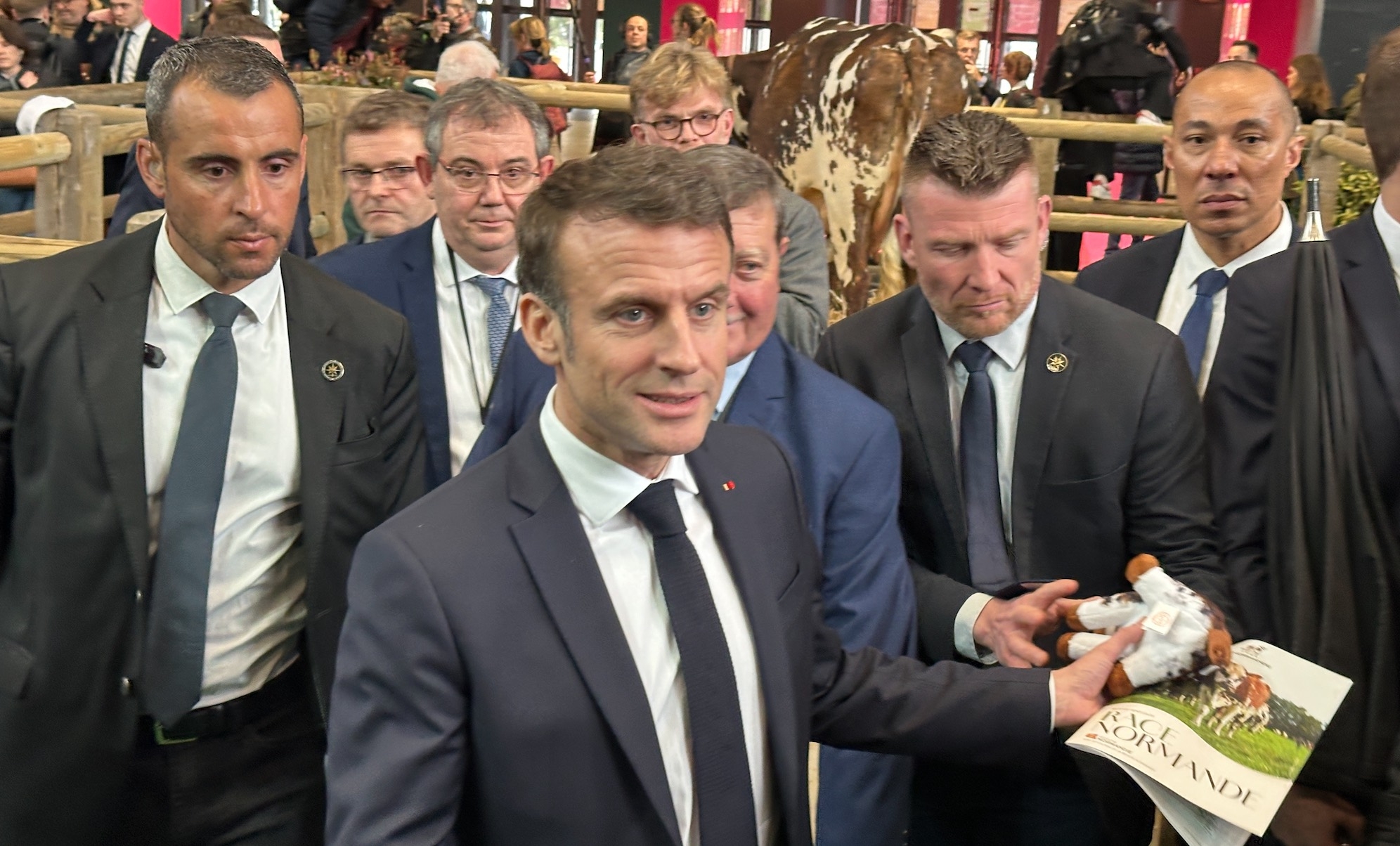 Emmanuel Macron, peluche d’Oreillette en main, près du mini-ring réservé à Oreillette, le 24 février, jour d’ouverture de la 60ème édition du Salon de l’agriculture (Crédit photo : R. Lecocq)