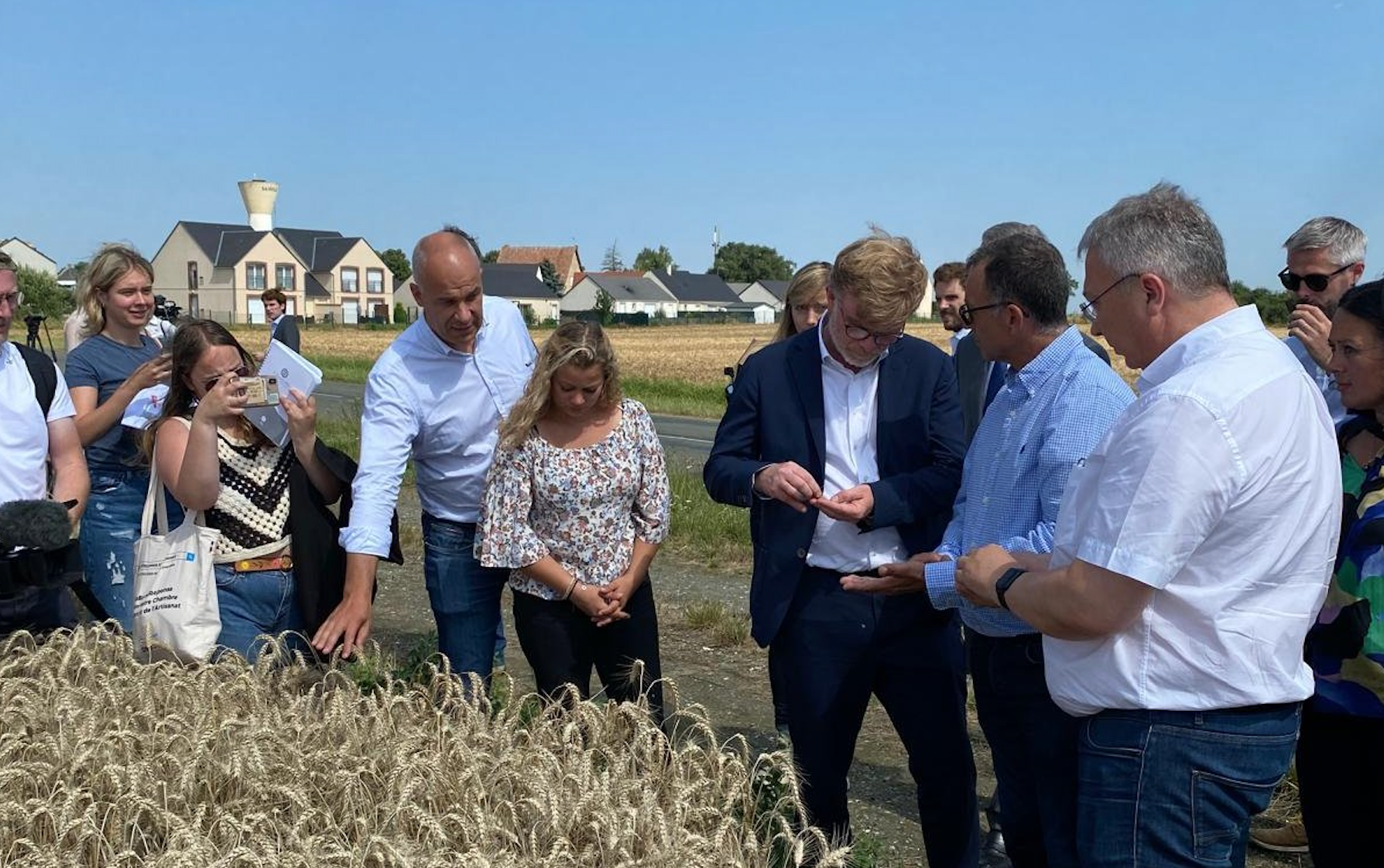 Le ministre de l’Agriculture (démissionnaire) Marc Fesneau auprès de céréaliers d’Eure-et-Loir le 29 juillet (© X FNSEA28)
