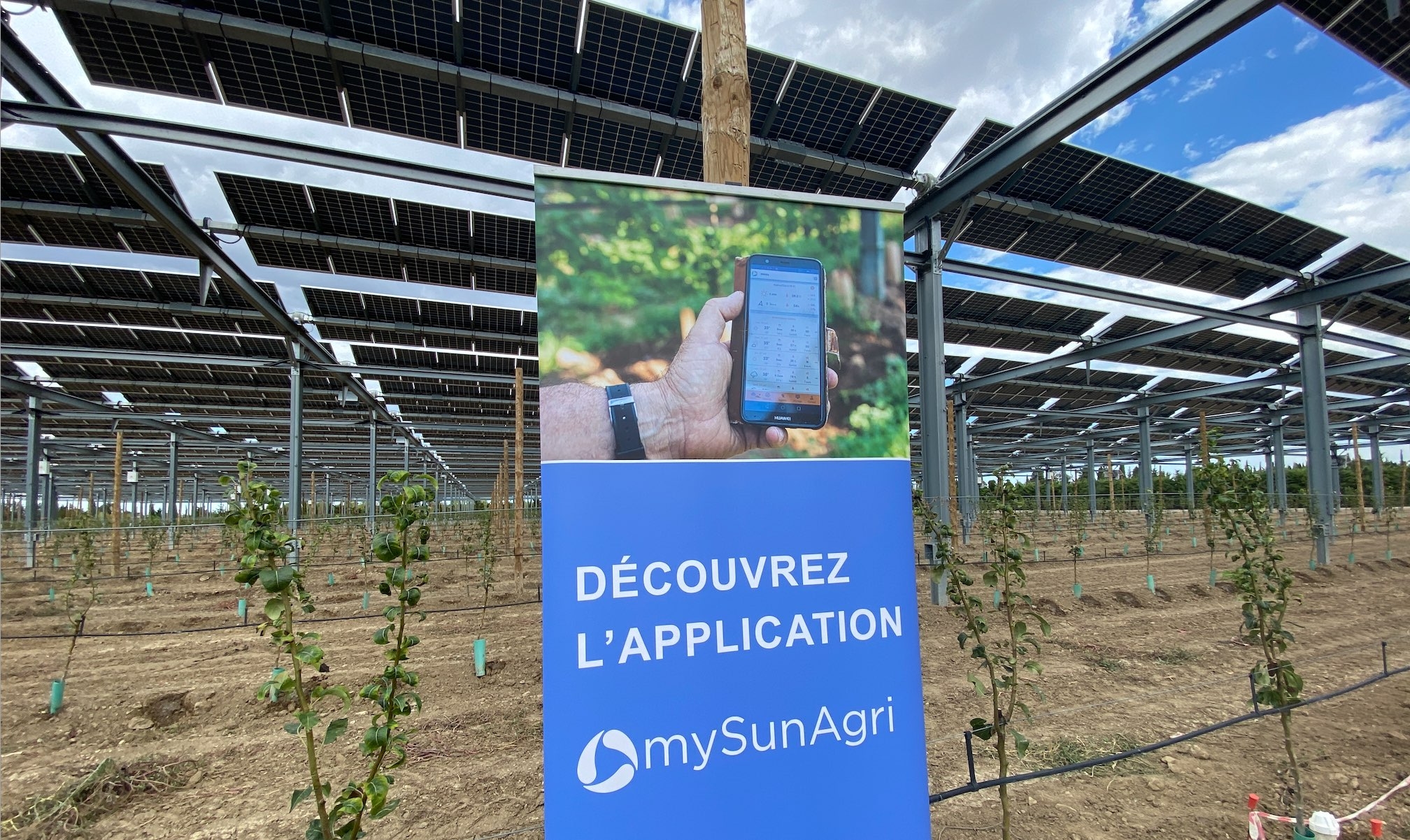 Le pilotage des panneaux s’opère au moyen d’une appli mobile à la main de l’agriculteur, et non de l’énergéticien