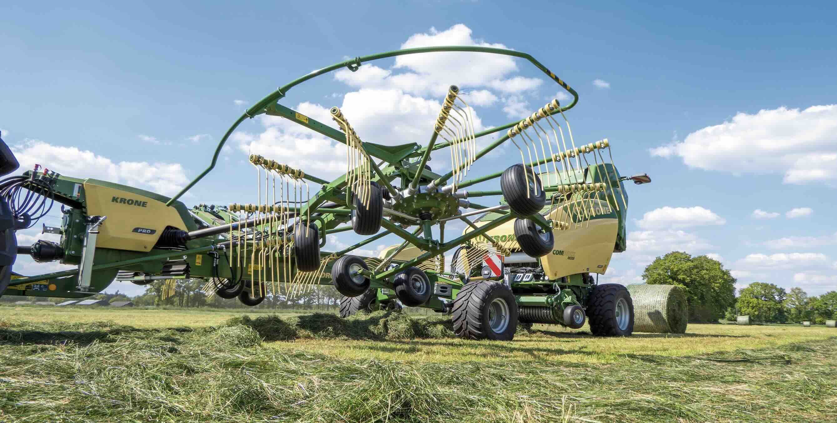 Le Système AutoBale automatise notamment le relevage des rotors, la marche arrière et la direction de l’ensemble