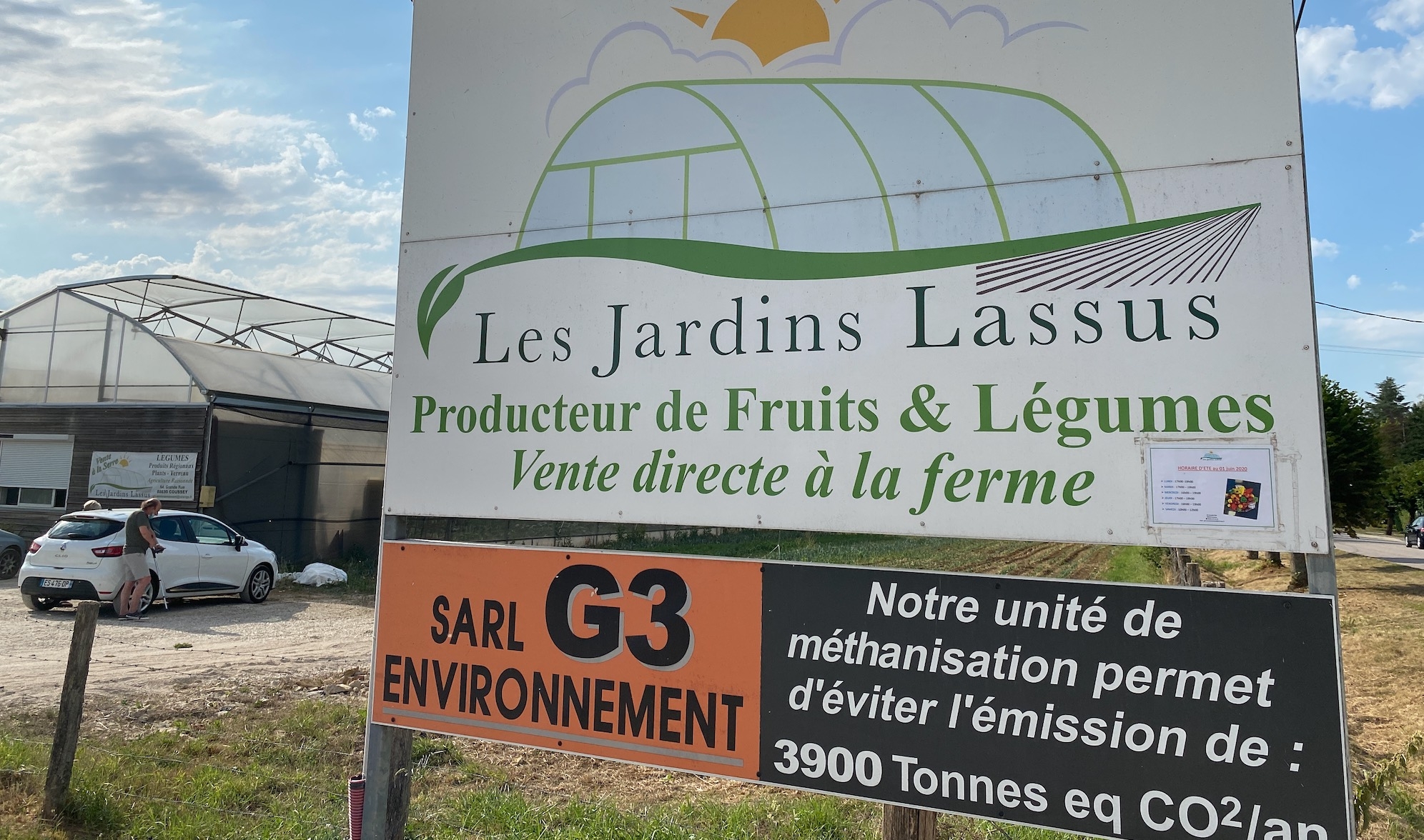 La serre permet de valoriser la chaleur et de satisfaire la demande en légumes produits localement, même si la rentabilité laisse à désirer