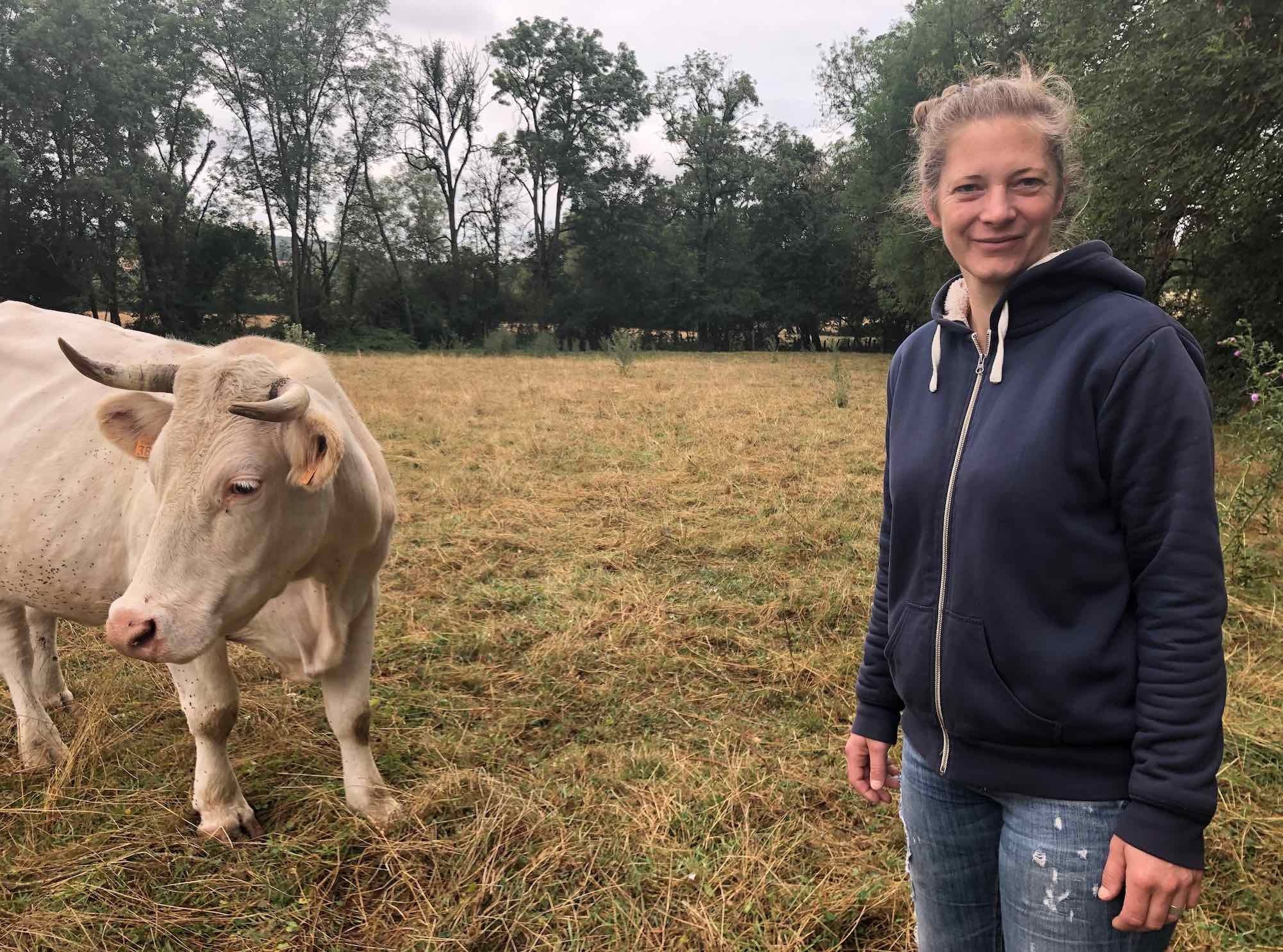 Emilie Jeannin élève avec son frère Brian 240 bovins de race charolaise à Beurizot en Côte-d'Or