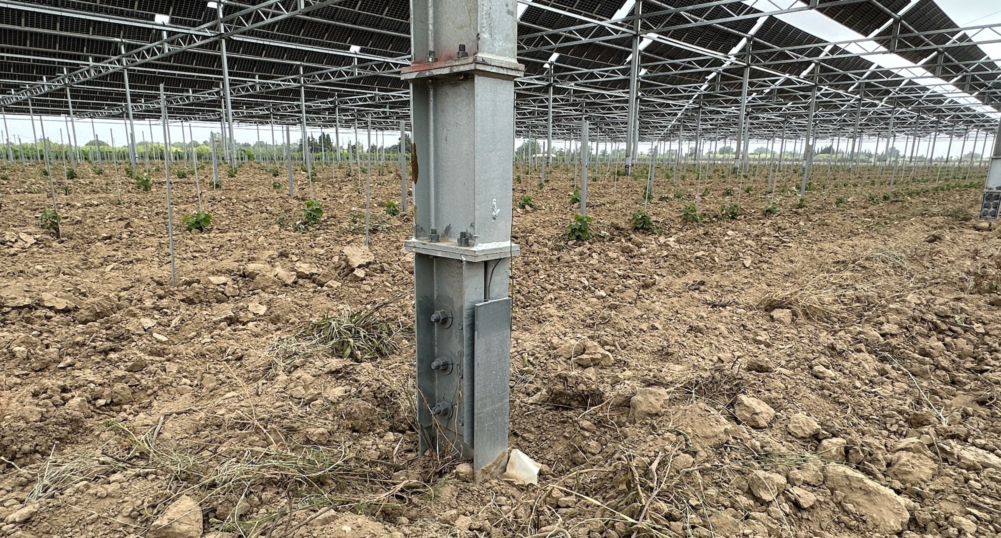 Les poteaux sont arrivés au sol sans aucune armature en béton