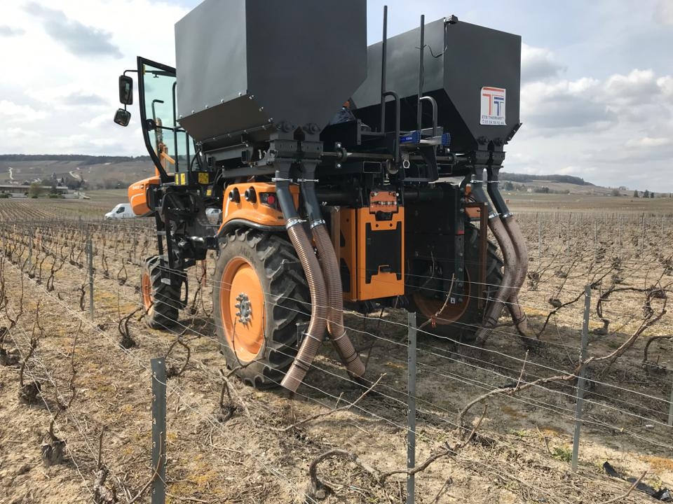 Les apports de compost permettent de corriger plus rapidement un déficit de matière organique, au prix d’un investissement significatif (Crédit photo : Thiérart)