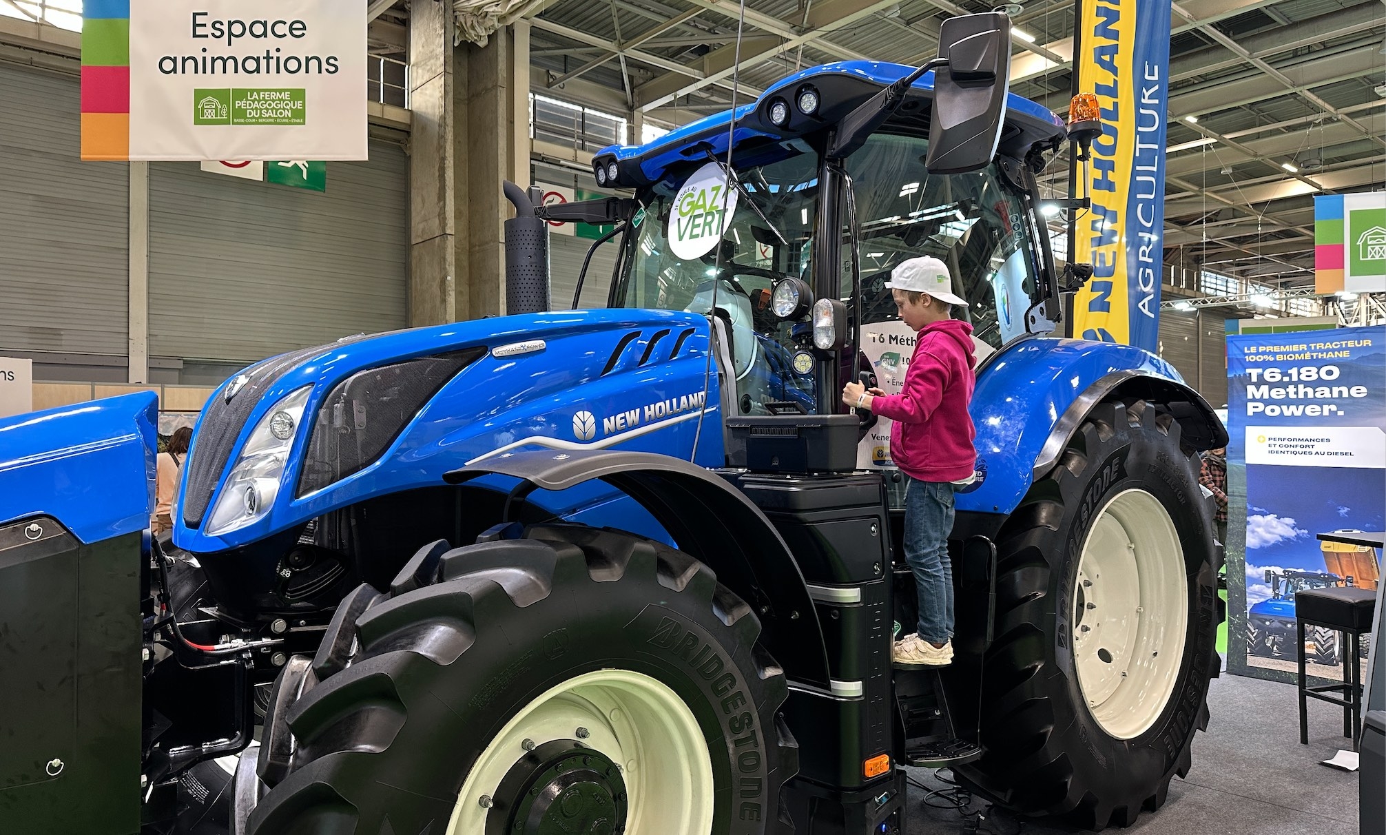 Le T6 Methane Power de New Holland s’est offert une vitrine au Salon de l’agriculture 2023 (Crédit photo : R. Lecocq)