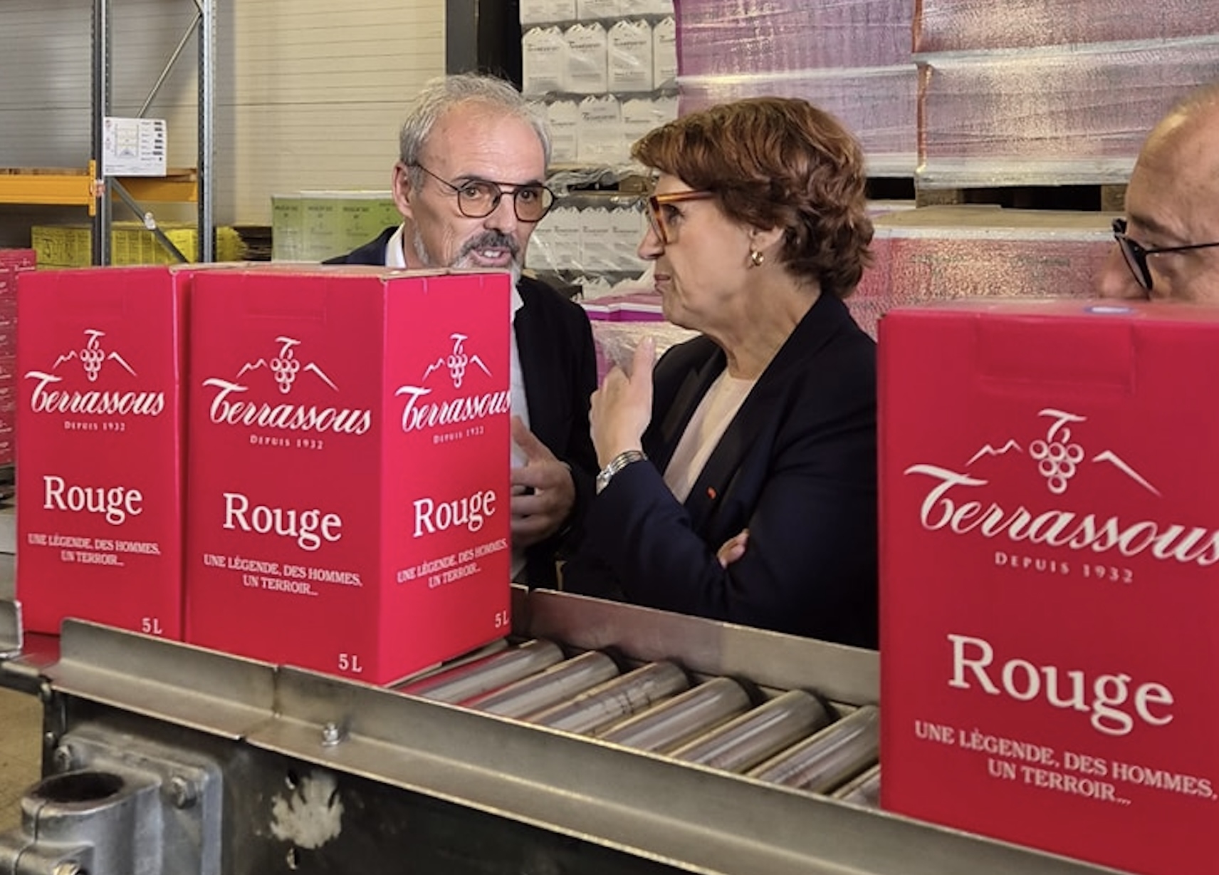 La ministre de l’Agriculture Annie Genevard dans les locaux de la cave coopérative le 17 octobre 2024 (Crédit photo : Les Vignobles Terrassous)