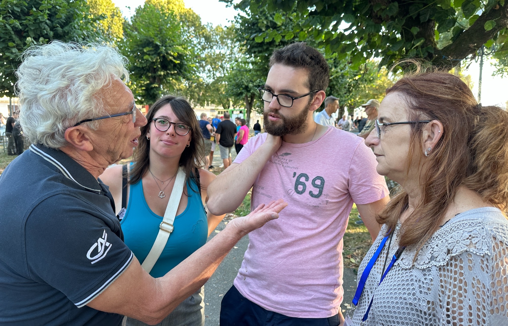 Michel Maisonnier et Michèle Boudoin, présidente de la FNO, entourant des jeunes installés en ovins lait