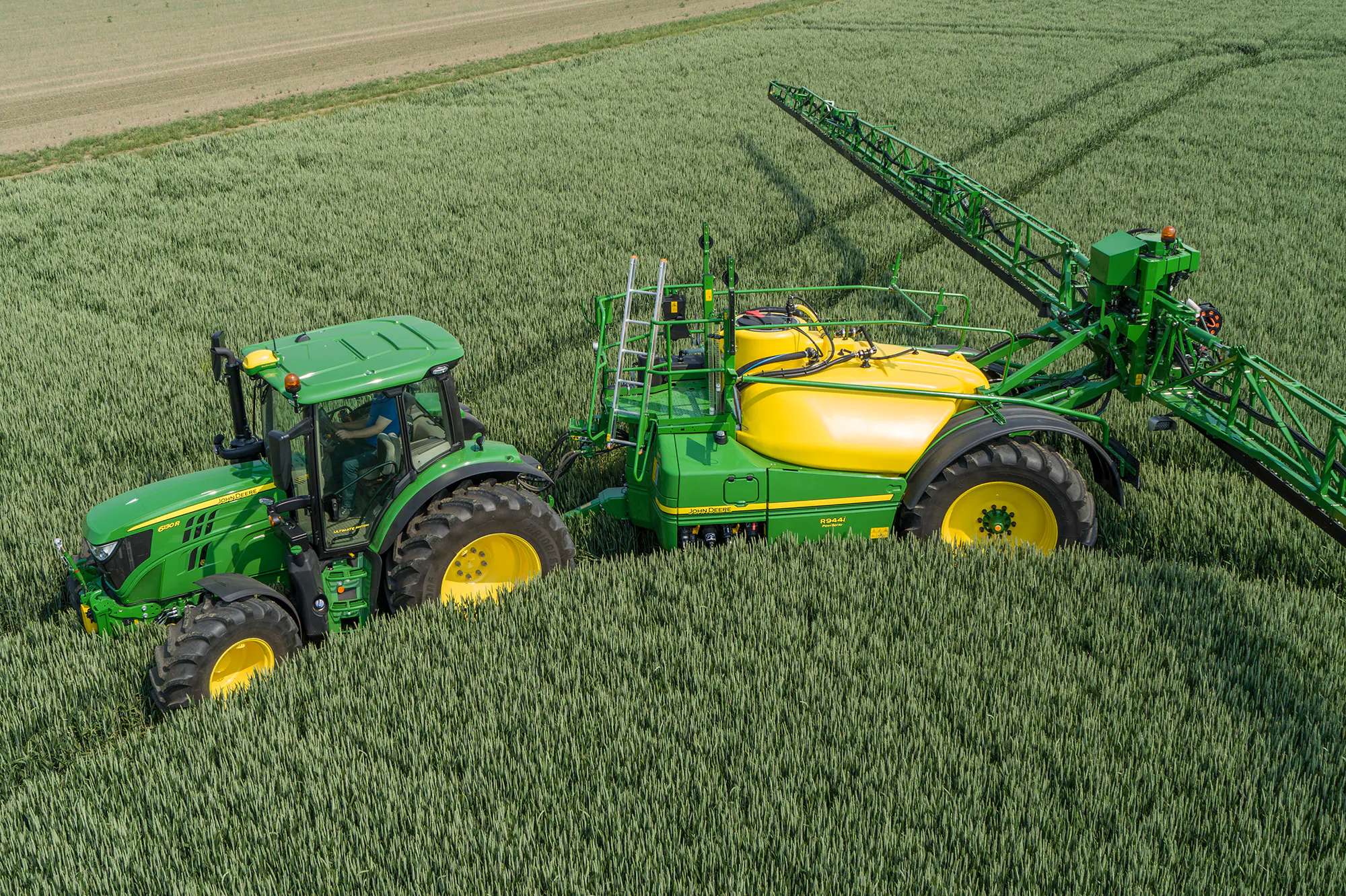 Le pulvérisateur R975i est le plus grand modèle traîné jamais produit par John Deere (Crédit photos : John Deere)