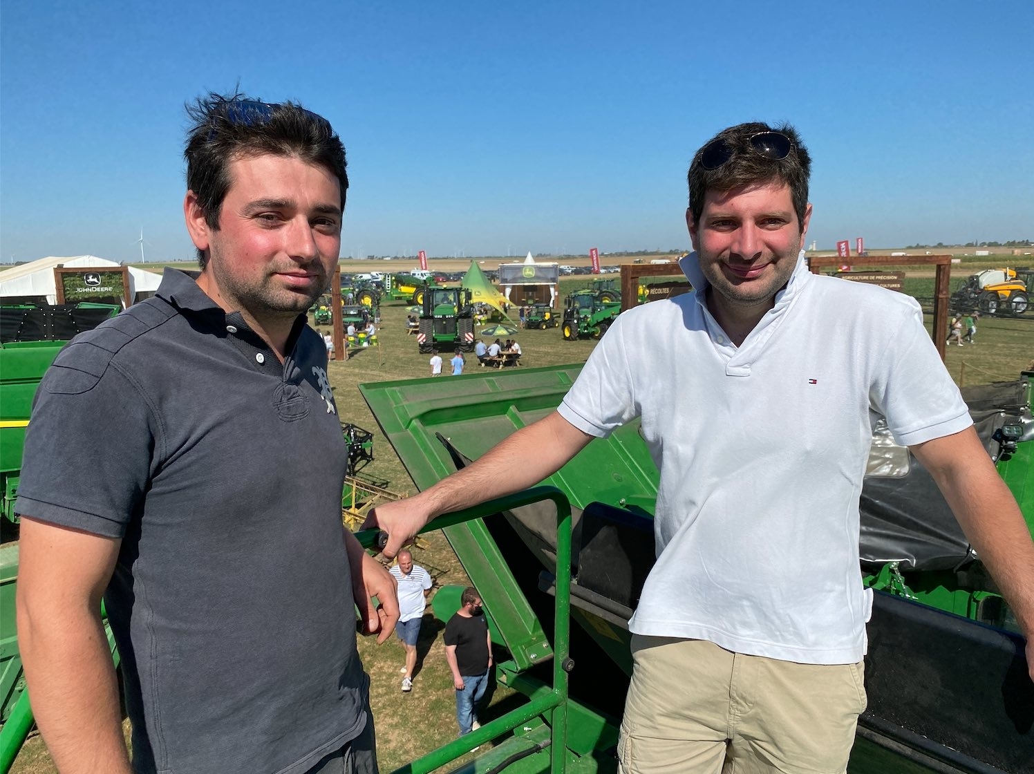 Marc Pellerin (à gauche) et Florent Beauvallet, les pieds sur terre du haut d’une moissonneuse-batteuse hors normes (Crédit photo : R. Lecocq)