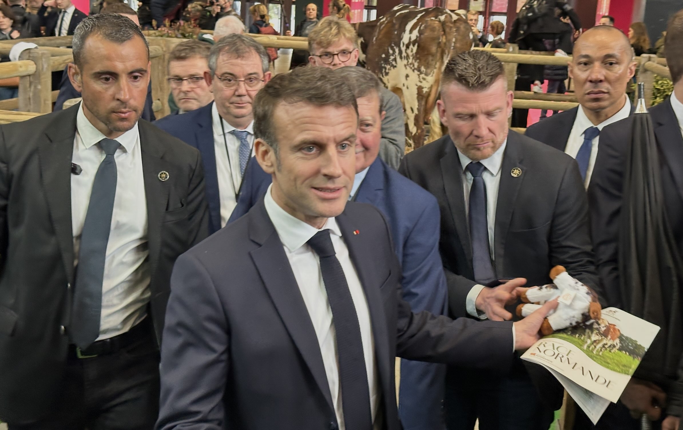 Le 24 février, après un débat improvisé et quelques heures de retard, le président de la République entame une déambulation sous haute escorte (Crédit photo : R. Lecocq)