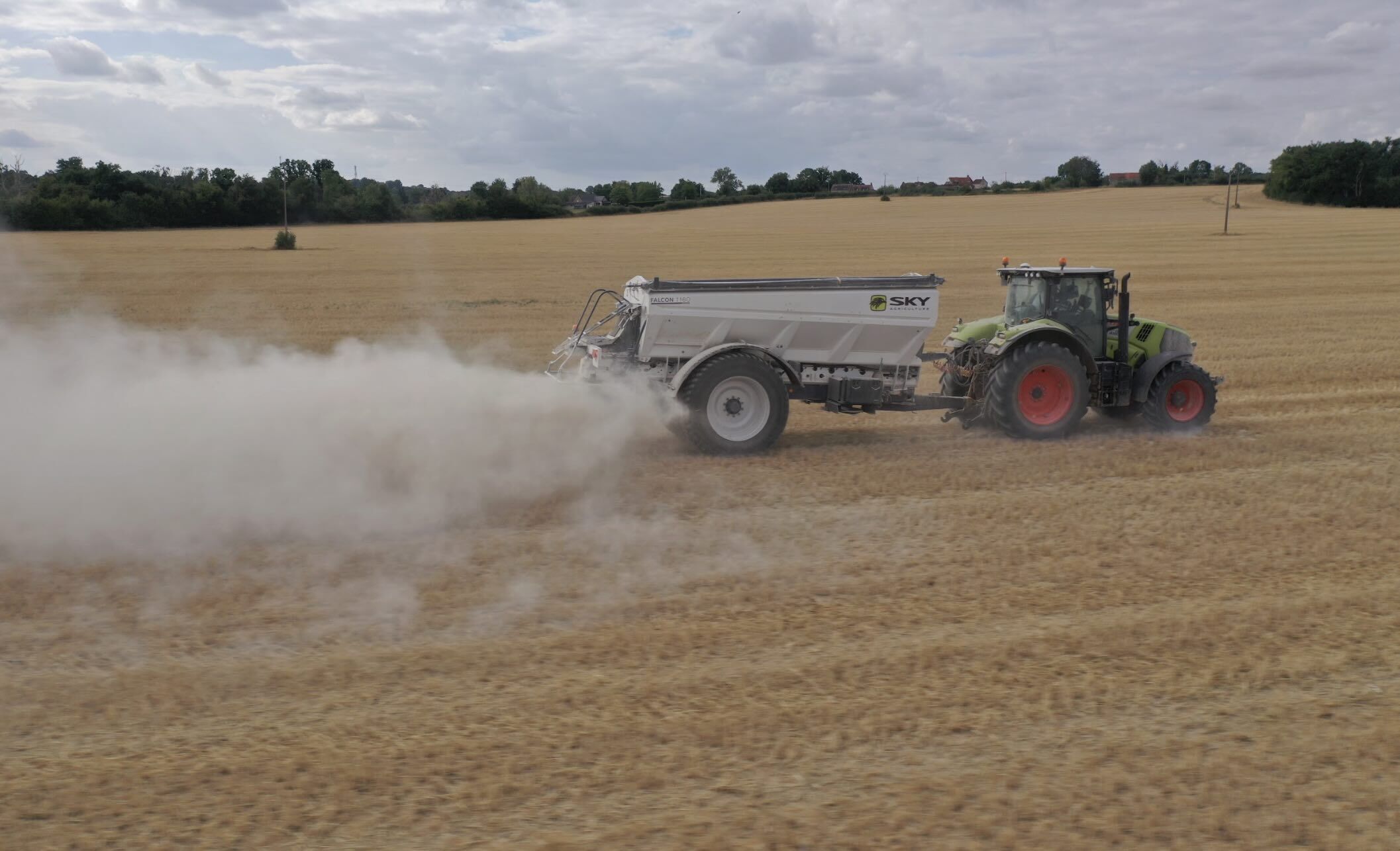 Il suffit de 7 minutes au champ, sans télescopique ni outil, pour passer d’un épandage d’engrais granulés à un épandage de vrac humide