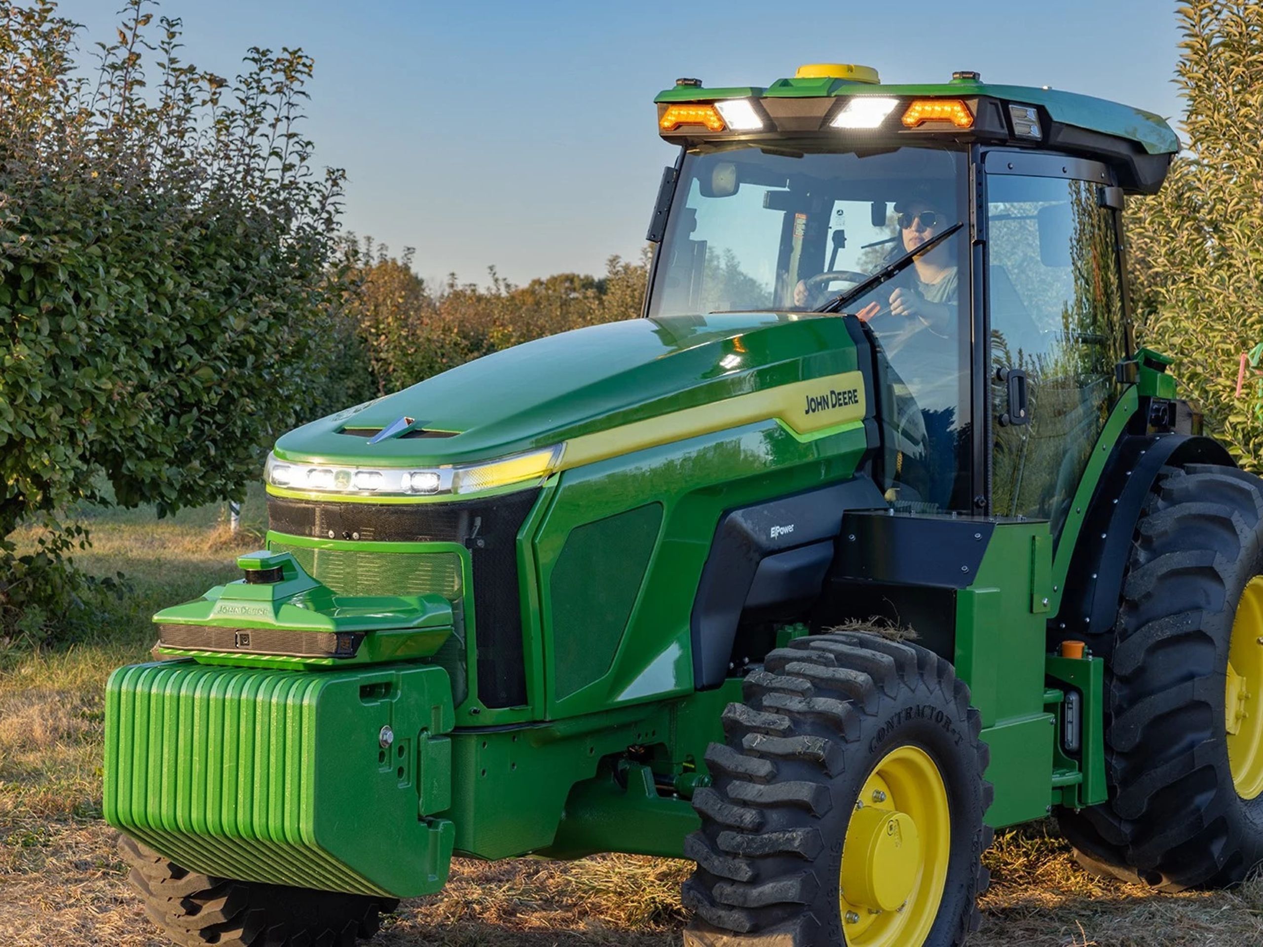 Au dernier Agritechnica, John Deere a présenté le E-Power, un prototype de tracteur électrique développant 130 ch à destination de la polyculture-élevage et des cultures spécialisées