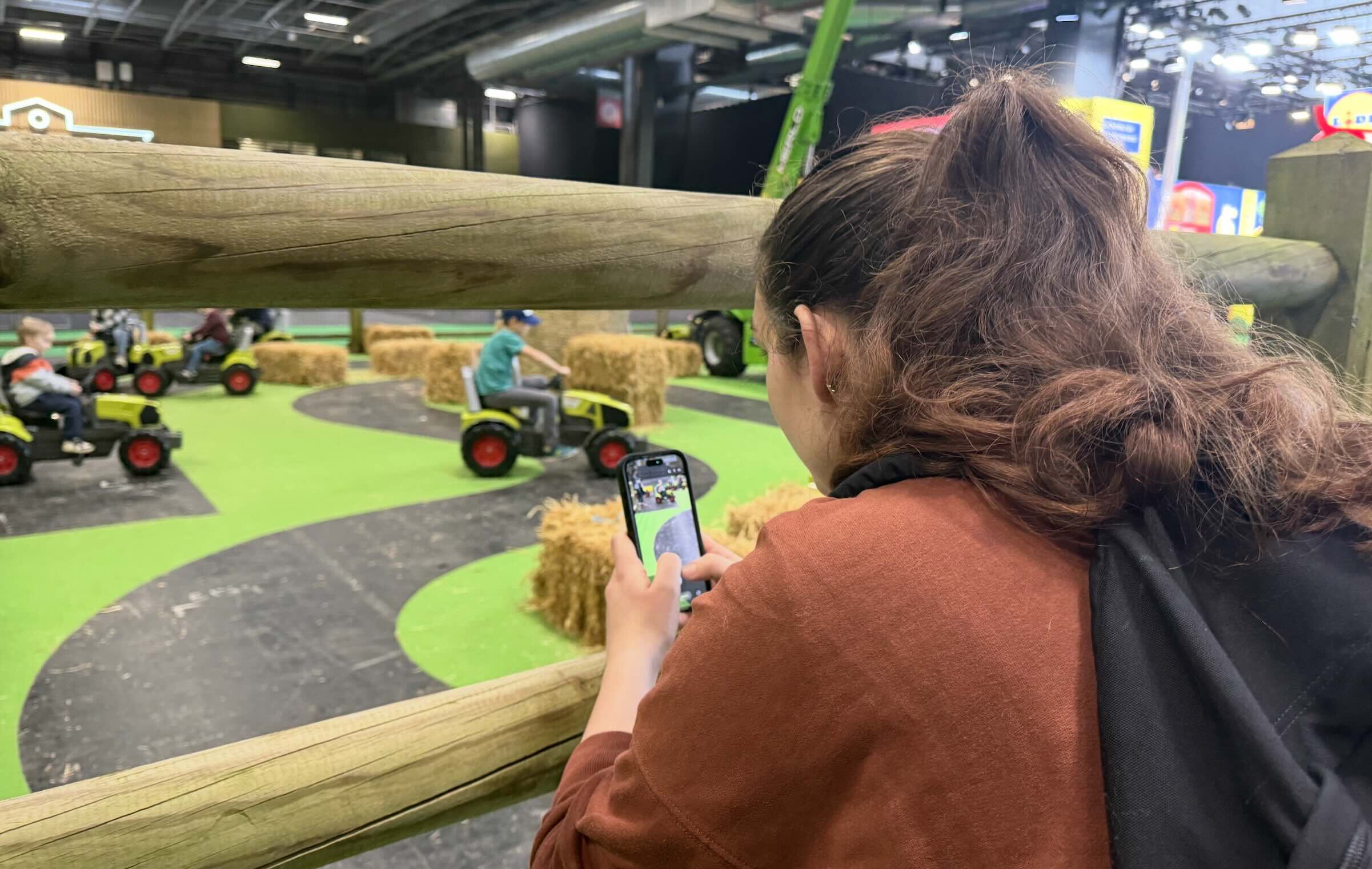 La piste de mini-tracteurs ou comment s’attirer les grâces du jeune public