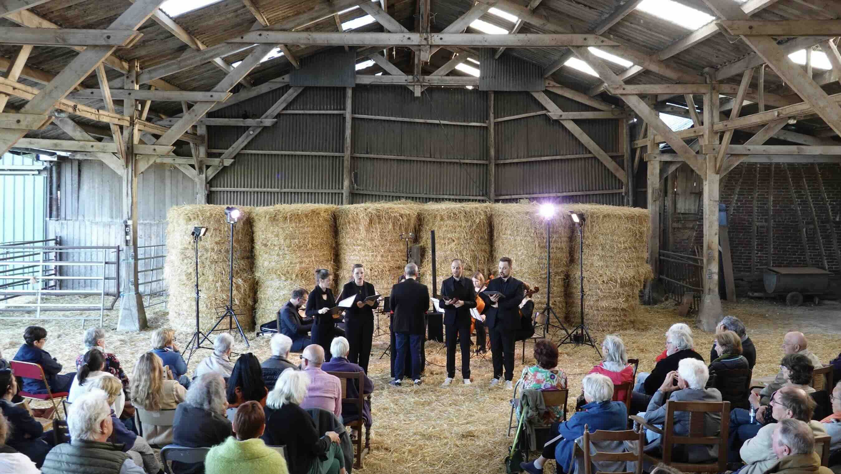L’ensemble Contraste s’est produit dans l’étable lors des Concerts à la Ferme 2024 (Crédit photo : Ferme des Beaux Cors)