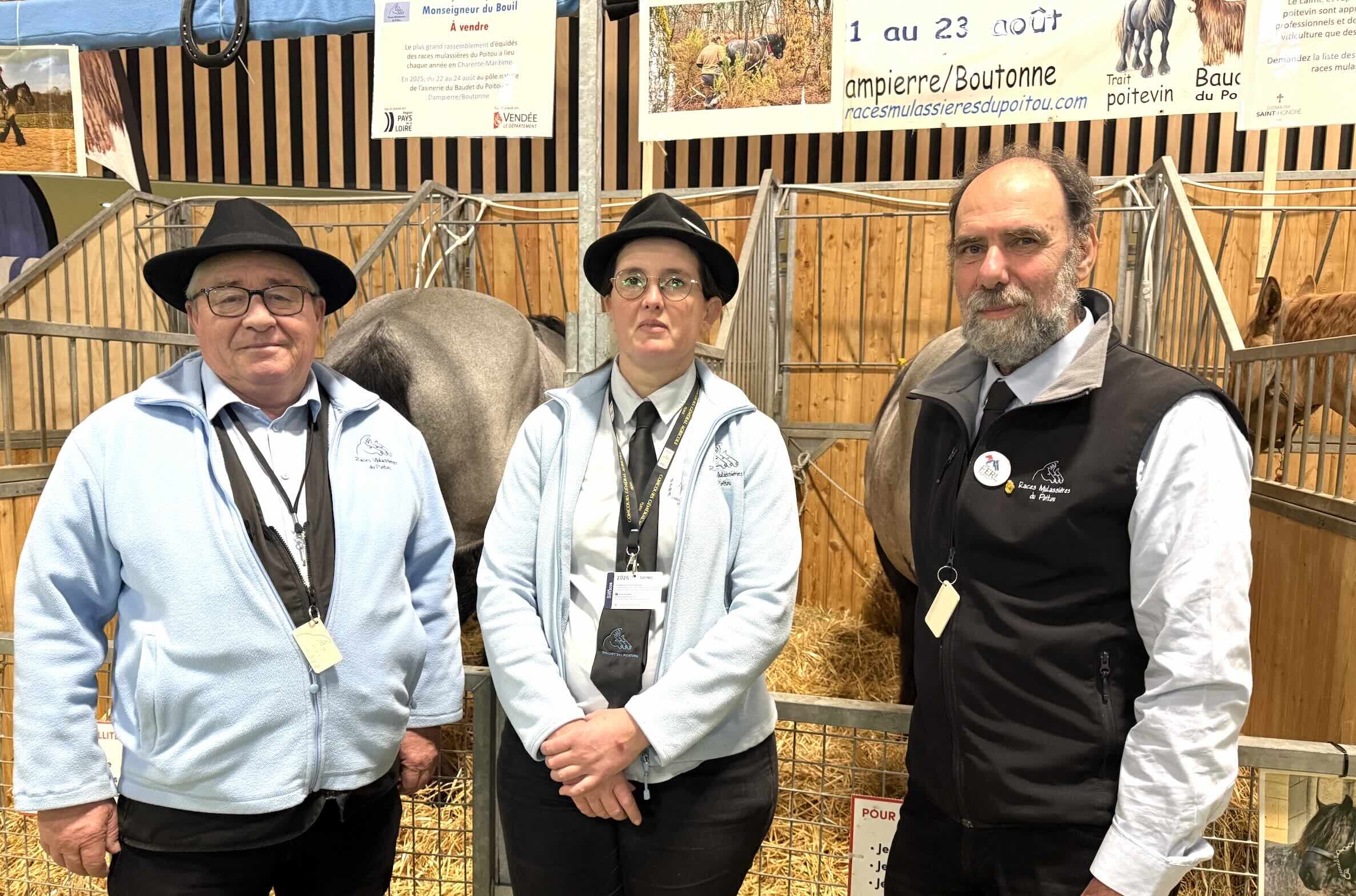 Thierry Faivre, président de l'association des races mulassières du Poitou (à g.), Ophélie Lecampion, animatrice de l’association et Emmanuel Legay, président du livre généalogique