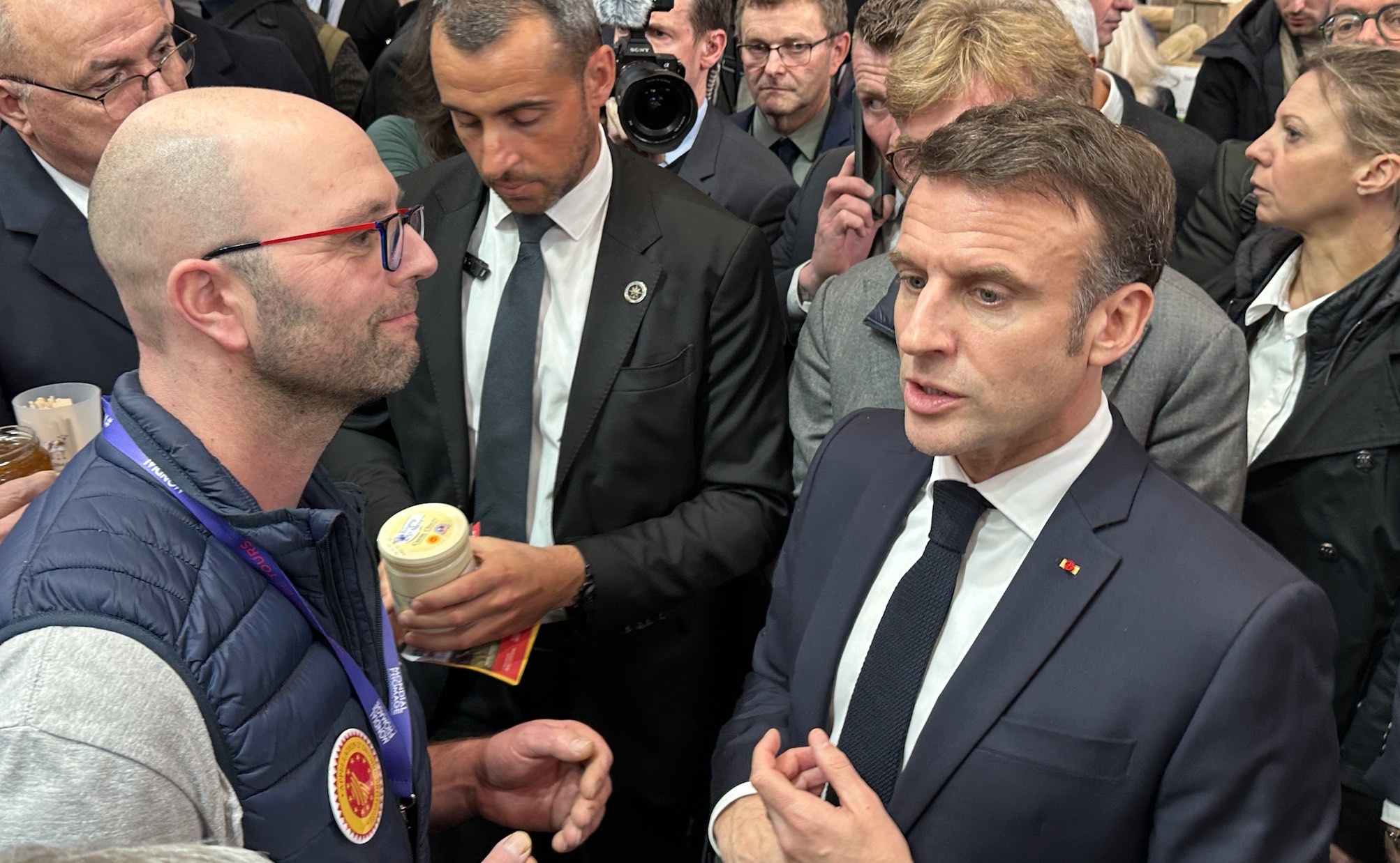 Emmanuel en discussion avec un producteur fermier de camembert de Normandie, sur fond de débat, pour ne pas dire de guerre, sur les principes de protection de l’AOP