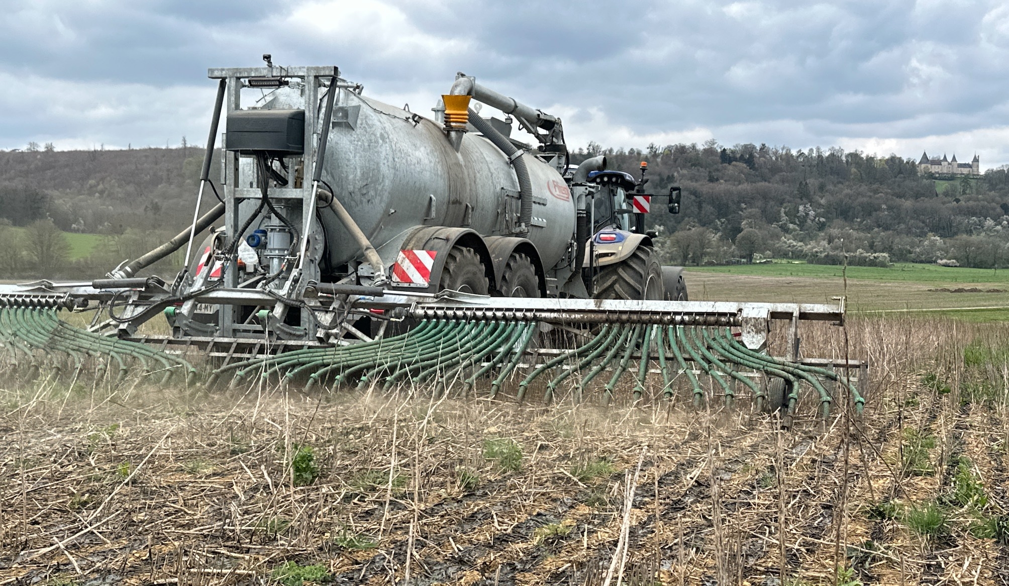 Entre la valorisation des prairies, la gestion des effluents et le retour au sol du digestat-fertilisant, le méthaniseur fait partie intégrante de l’écosystème des trois exploitations associées dans la métha