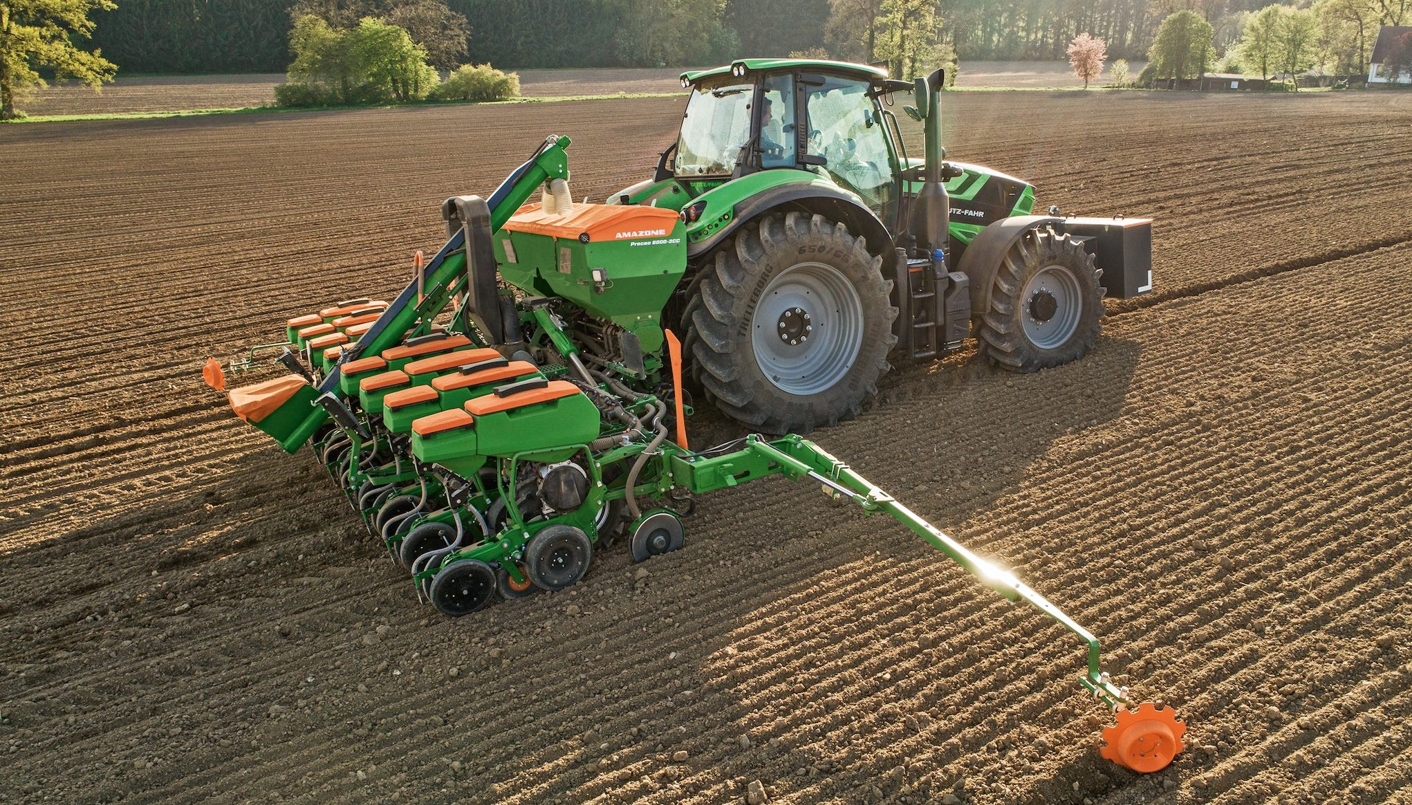 Les nouveaux Precea peuvent recevoir un fertiliseur en montage arrière intégré au châssis du semoir (950 ou 1250 litres) ou en montage avant avec la trémie frontale FTender (1600 ou 2000 litres)