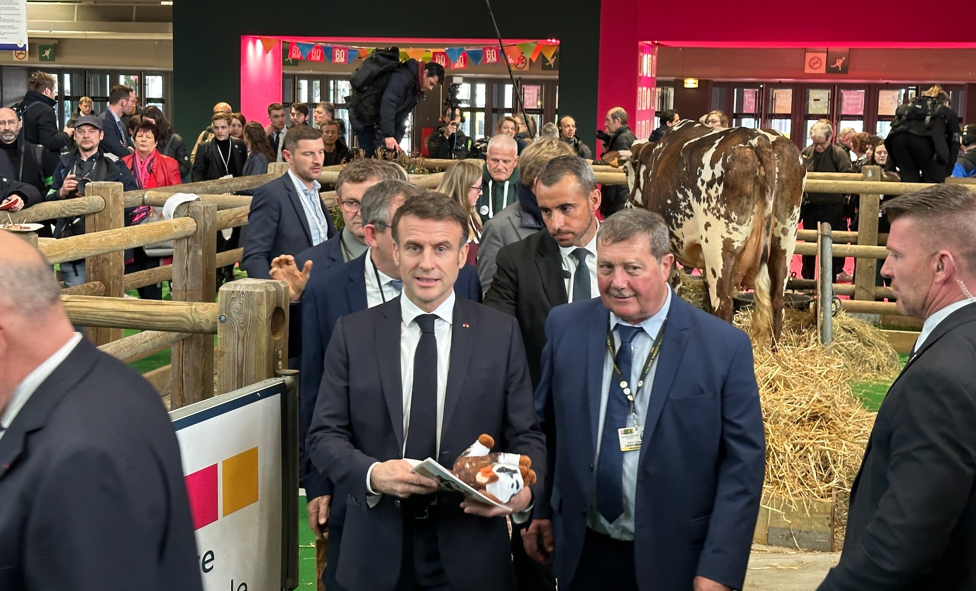 Emmanuel Macron, peluche d’Oreillette en main, sortant du mini-ring réservé à Oreillette, le 24 février, jour d’ouverture de la 60ème édition du Salon de l’agriculture