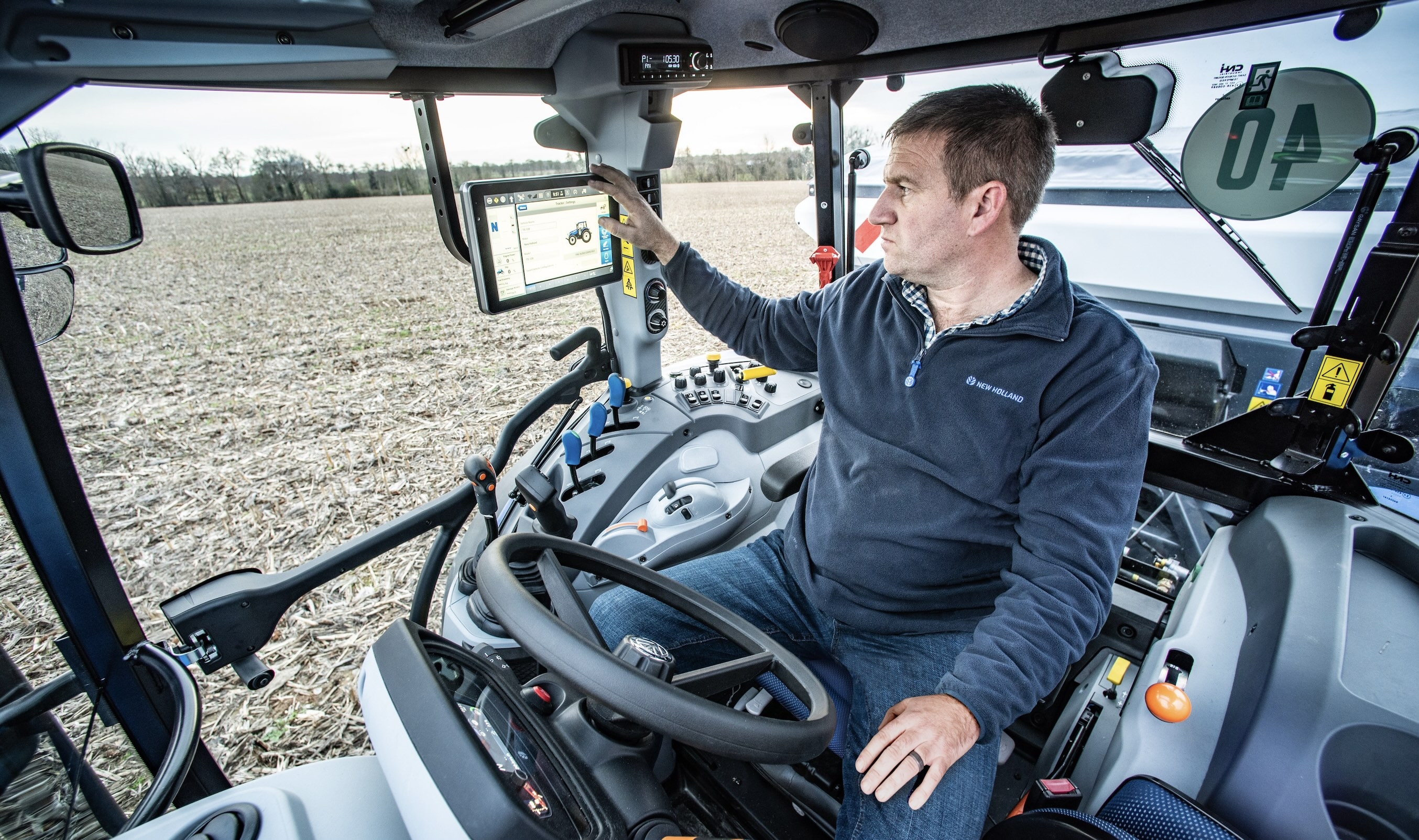 En cabine, outre un nouveau tableau de bord numérique, le T5 Dual Command peut se parer mêmes normes de technologie d'agriculture de précision que les modèles plus puissants