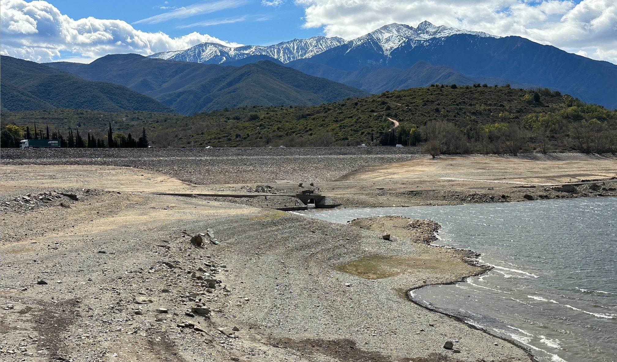 Le barrage de Vinça sur la Têt est avec celui de Caramany sur l’Agly un gros pourvoyeur d’eau pour l’agriculture départementale, mis à mal par une sécheresse historique