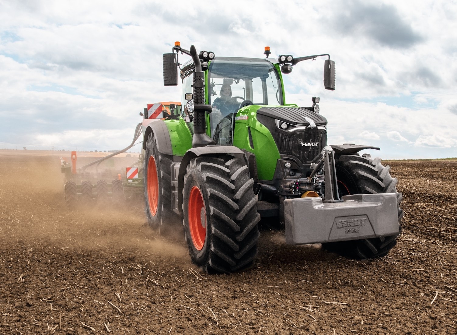 La transmission Fendt VarioDrive assure la gestion intelligente des quatre roues motrices entrainant les essieux avant et arrière en fonction des besoins et répartissant la puissance et le couple de manière dynamique, indépendamment des positions route et champ