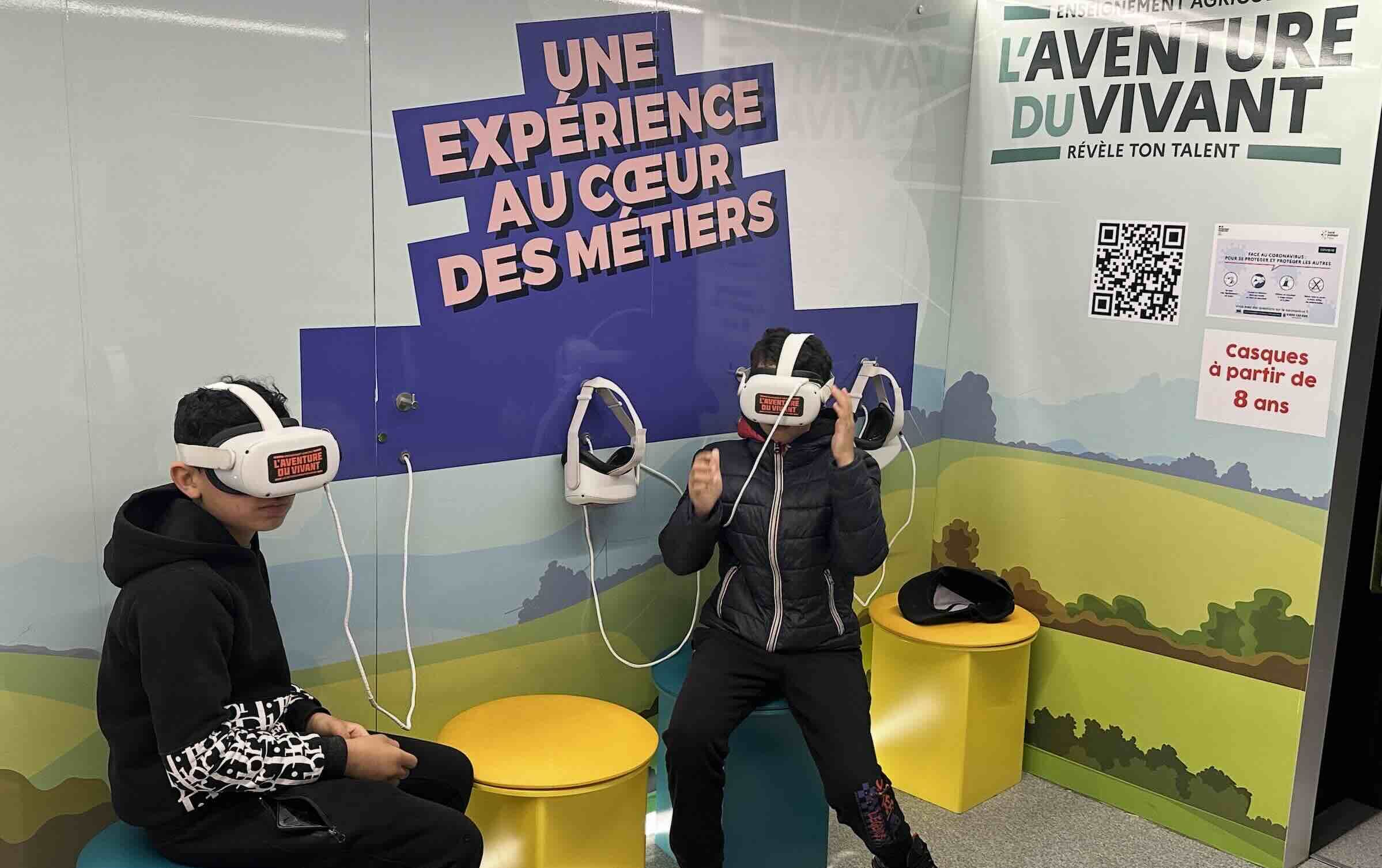 Le camion renferme des ateliers interactifs tels que des lunettes et des casques de réalité virtuelle, simulateur d’engin agricole, missions de pilotage de drones en rétro gaming, quiz, mur digital…