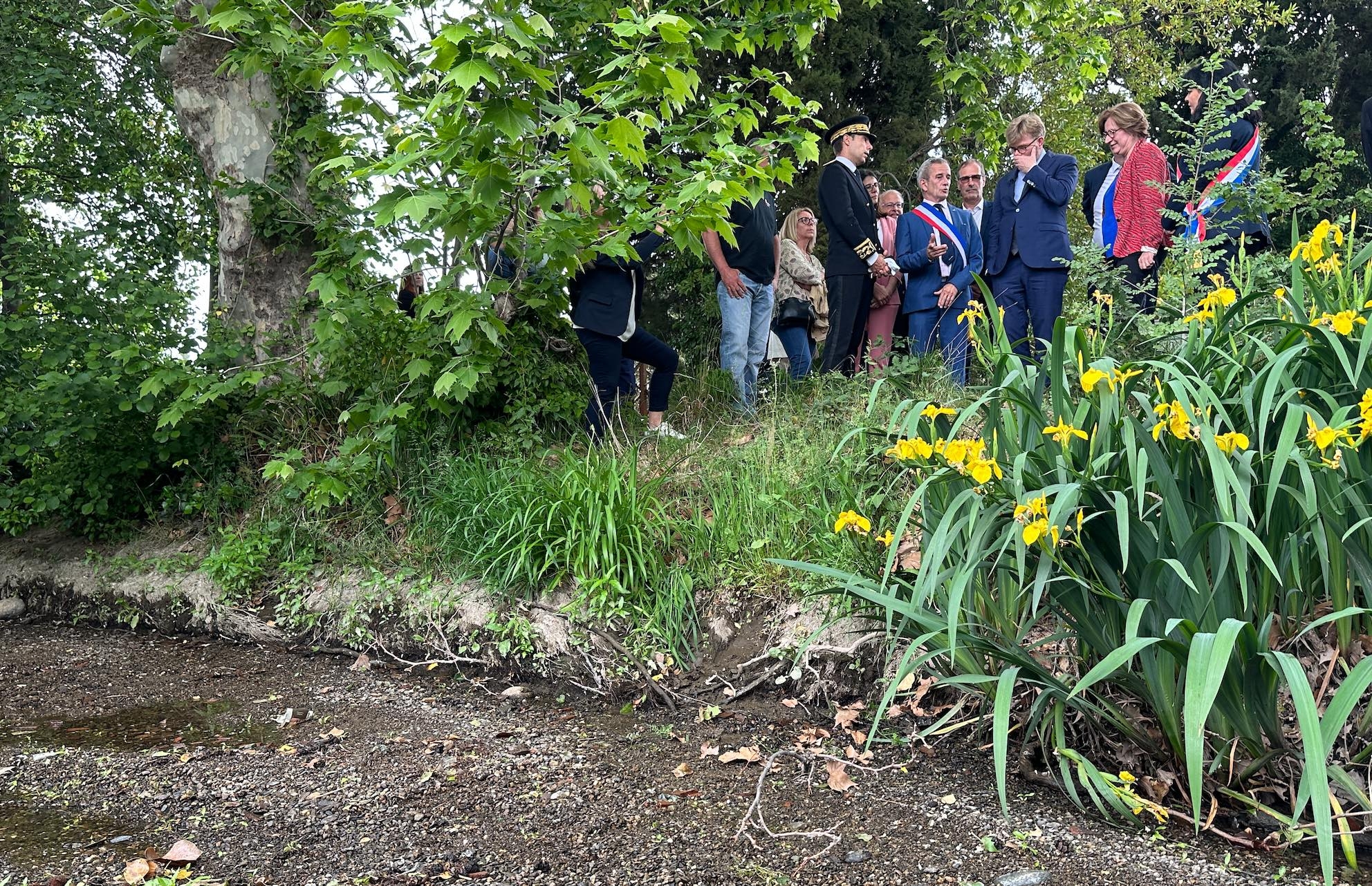 Millénaires, les réseaux de canaux alimentent directement les parcelles sinon indirectement les nappes, forages et réseaux sous pression