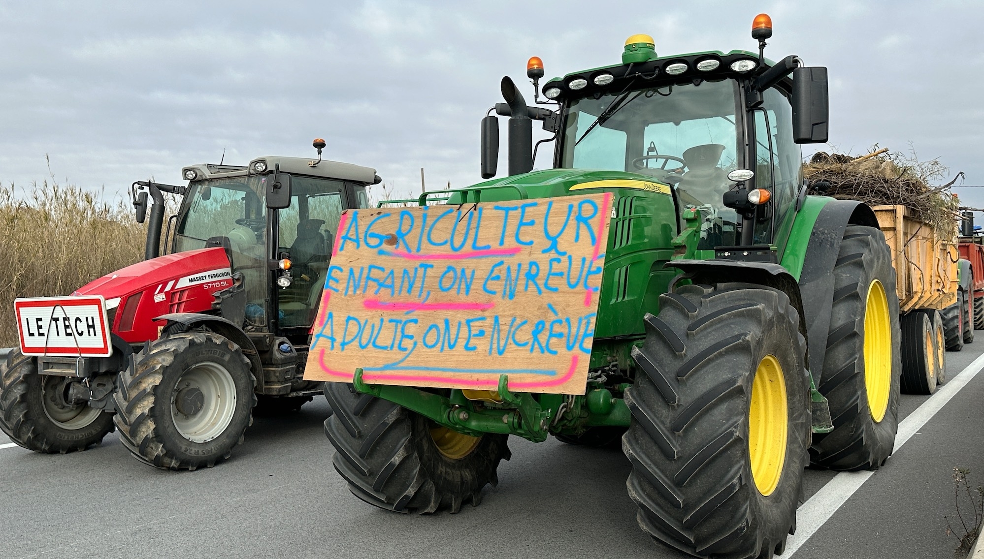 Les agriculteurs ont d’abord bloqué l’accès et la sortie de Perpignan-sud, avant de bloquer la circulation de l’A9 dans les deux sens