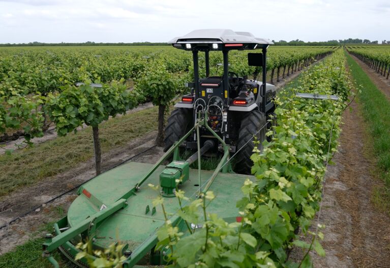 Le tracteur autonome lectrique Monarch MK-V en dmonstration en France -  Pleinchamp